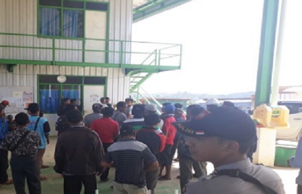 Polsek Nanga Mahap Pengamanan Pencairan Gaji Karyawan PT Landak Bhakti Palma Polsek Nanga Mahap Pengamanan Pencairan Gaji Karyawan PT Landak Bhakti Palma
