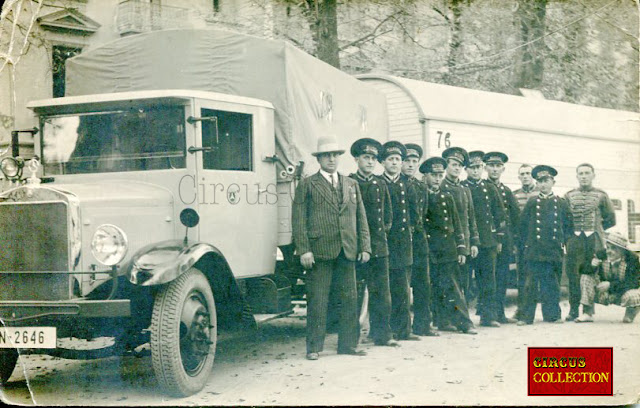 Les employés du cirque Allemand Carl Busch posent devant un camion tractant une roulotte du cirque 