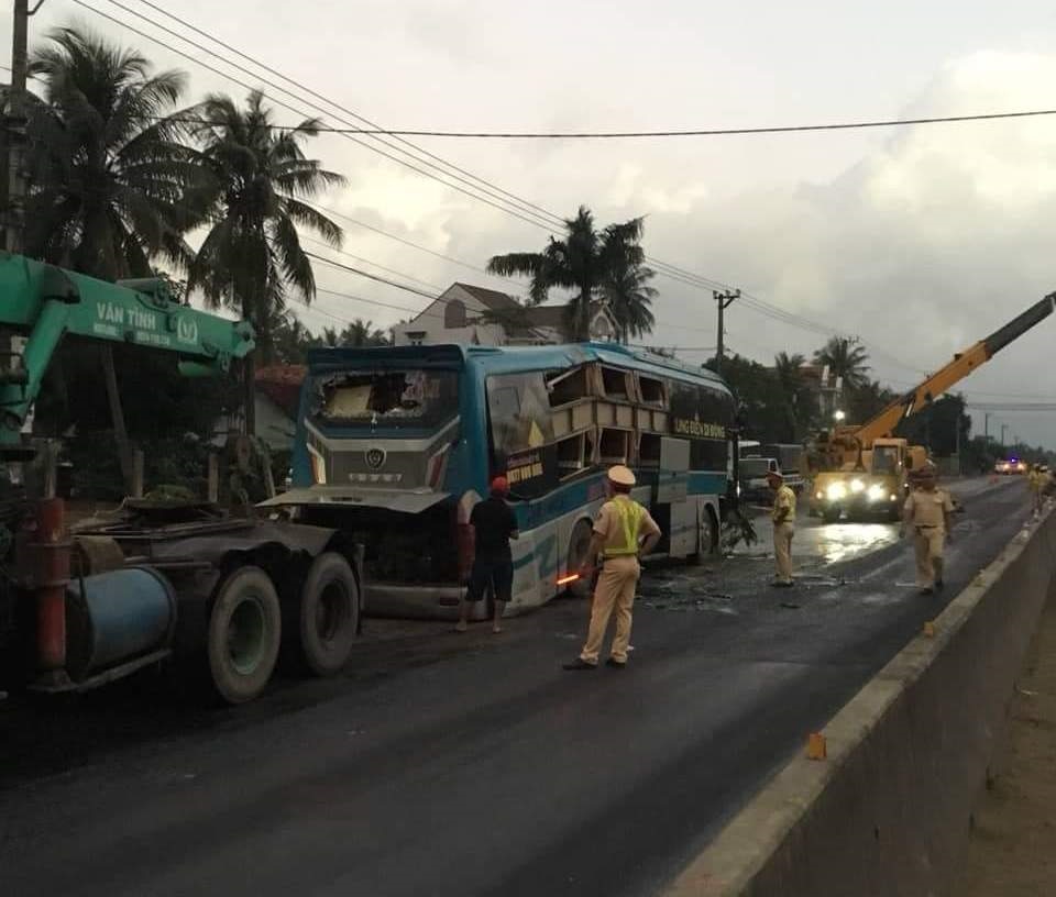 2 xe khách biển Gia Lai (của cùng một nhà xe Hồng Hải) tông nhau 'vỡ nát' ở Bình Định