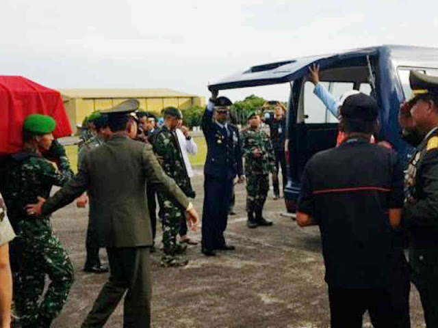 Surawahadi Sambut Jenazah Mantan KASAD, George Toisutta di Lanud Hasanuddin Makassar Surawahadi Sambut Jenazah Mantan KASAD, George Toisutta di Lanud Hasanuddin Makassar