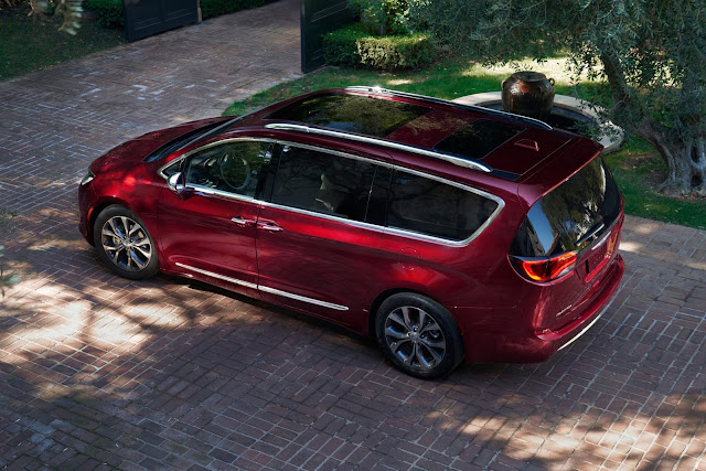 2017 Chrysler Pacifica Touring-L Plus above/side view Above/side view of 2017 Chrysler Pacifica Touring-L Plus