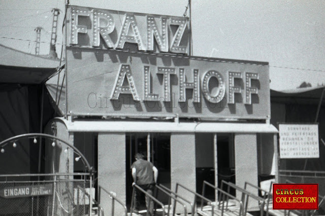 Roulotte d'entrée et façade du  Cirque Franz Althoff 1967