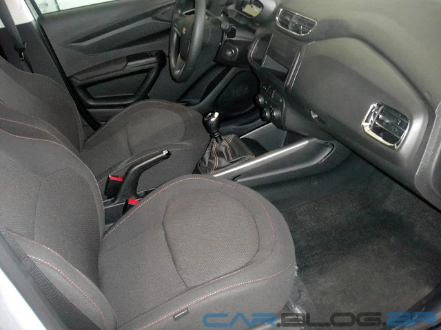 Chevrolet Onix Branco Summit - interior - espaço interno dianteiro