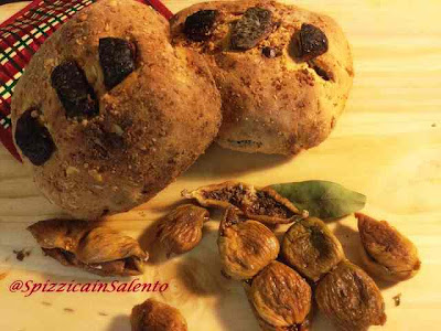 pane integrale con fichi secchi e frutta secca