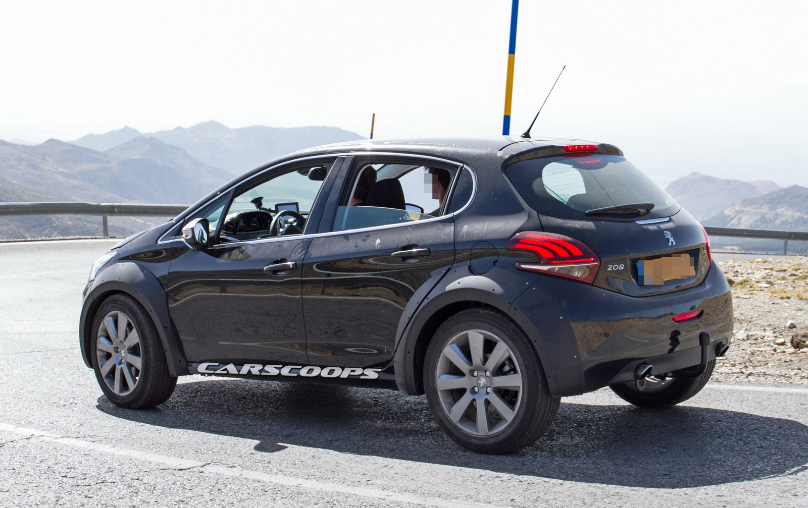 Peugeot-1008Mule-7.jpg