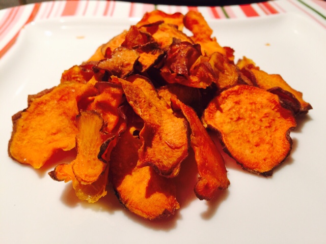 SÜSSKARTOFFEL-CHIPS MIT SPIRULINA / MORINGA DIP | FIT&amp;CLEVER