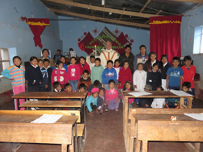 Gruppenbild nach dem Gottesdienst an der Grundschule Simon Rodriguez