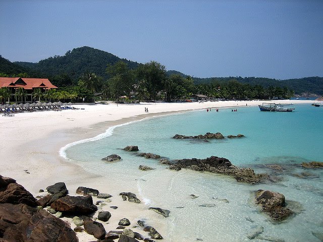 Pulau Redang juga mempunyai dua buah pantai yang cantik iaitu Pantai