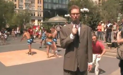 bromista le baja el pantalón al reportero en vivo y en directo en la calle