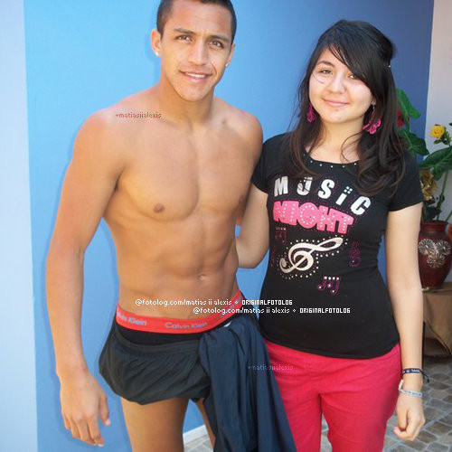 Football Stars Wallpapers Alexis Sanchez With Girlfriend Pics