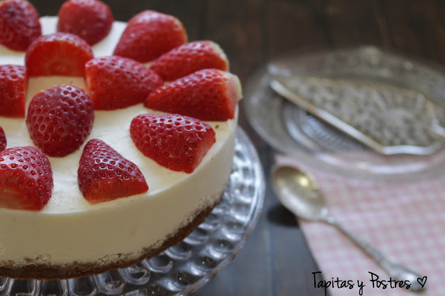 Pastel Helado De Yogur Y Fresas
