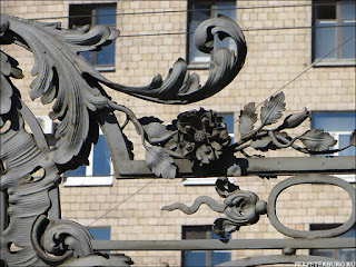 Кованая ограда сада Зимнего дворца в парке 9 января на проспекте Стачек