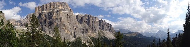 Dolomites au dessus de Canazei (Italie)