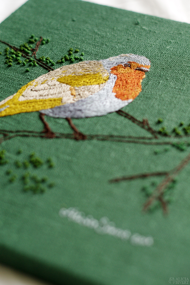 Robin redbreast, embroidery by Alicia Sivertsson. Rödhake mot grön botten, broderi av Alicia Sivertsson. aliciasivert alicia sivert sivertsson broderi embroidery needlework hoop frihandsbroderi fritt free hand textilkonst textil konst textile art schattérsöm söm stygn franska knutar french knots long and short stitches silk shading fågel bird rödhake robin redbreast fåglar birds embroidered broderad kvist gren branch skapa skapande kreativitet create creativity diy do it yourself gör det själv tavla kilram monthly makers tyg linne bomull moulinégarn mouliné garn yarn floss thread tråd