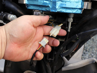電源の110型3極コネクターを差込みます。 SPHERE LIGHT ミニバイク用LEDヘッドライトバルブ NEOL アドレスV125G取付け