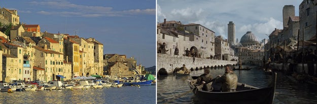 Kota tepi laut Šibenik menjadi pelabuhan Braavos yang ramai; gambar via Skyscanner (kiri) dan Winter Is Coming (kanan). Kota tepi laut Šibenik menjadi pelabuhan Braavos yang ramai; gambar via Skyscanner (kiri) dan Winter Is Coming (kanan).