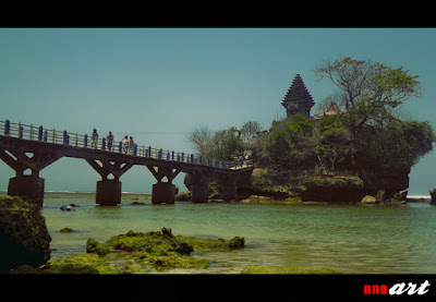 Pulau Ismoyo dan Pura Amarta Jati di Pantai Balekambang Malang pantai, pulau, pura dan jembatan menjadi ciri khas dari Pantai Balekambang.