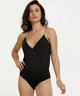 Tendências Body Feminino Transpassado Alças Finas Para ir ao trabalho ou usar no inverno, vale combiná-lo com calça. Vale ficar atento para quais partes de baixo ficam melhor com essa peça, sempre prestando atenção no equilíbrio da produção
