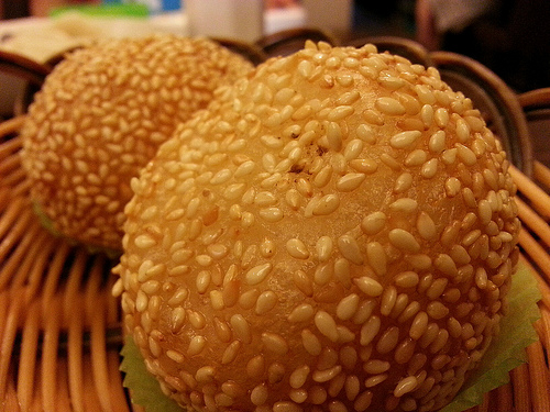 Fried sesame mochi balls filled w/ sweet red bean paste 芝麻球