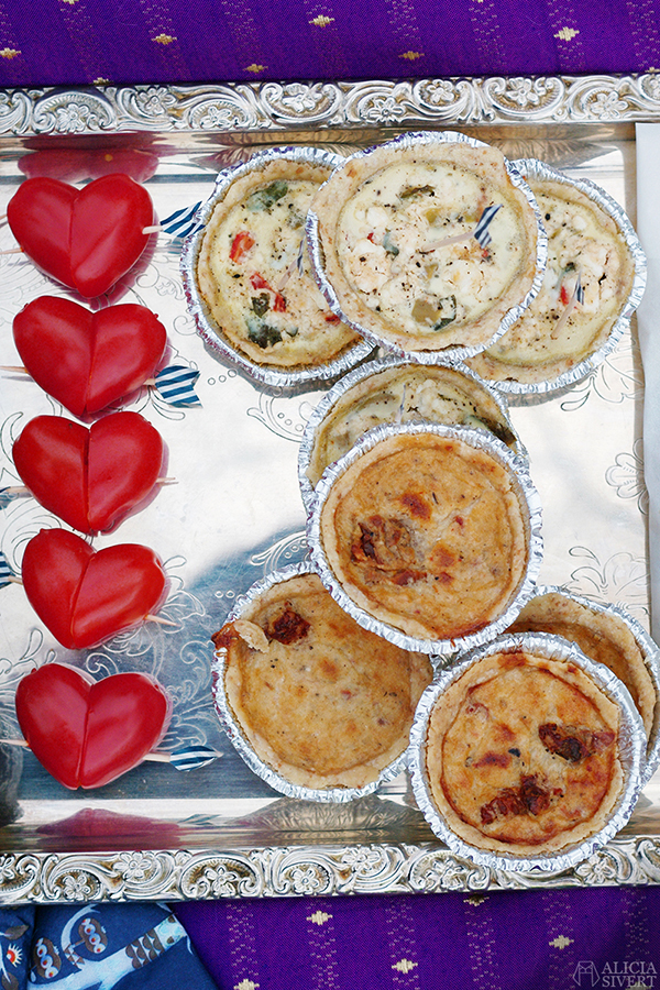 Vegetarian picnic food, photo by Alicia Sivertsson. överraskningspicknick överraskning överrasknings picknick picnic surprise romantisk romantic vegetarisk picknickmat mat vegetarian food fest party kalas observatorielunden stockholm celebration celebrate balloons ballonger paj pie pajer pies