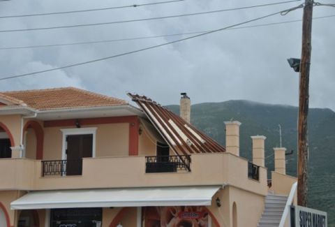Απίστευτη κακοκαιρία στην Ζάκυνθο: Ανεμοστόβιλος ξήλωσε σκεπή και έριξε δέντρα! (photos)