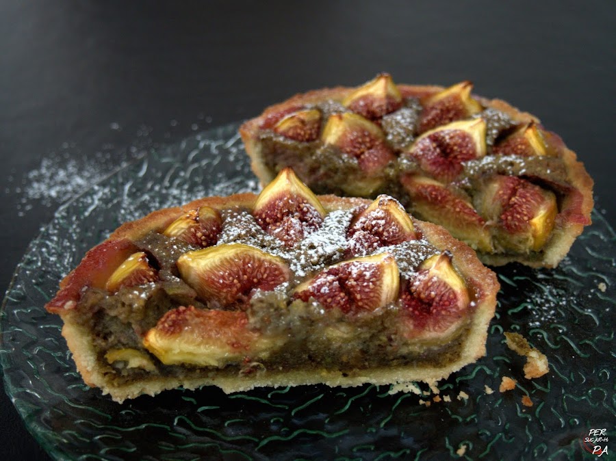 Tarta con crema frangipane de pistachos y té matcha y cobertura de higos