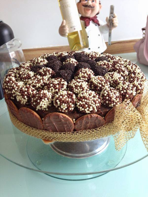 Bolo de Chocolate com Brigadeiros