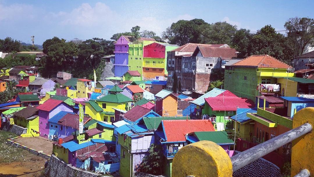 View Rumah Kayu Warna Warni Gif