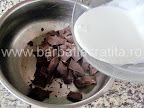 Prajitura boema preparare reteta - pentru glazura topim ciocolata amestecata cu frisca lichida