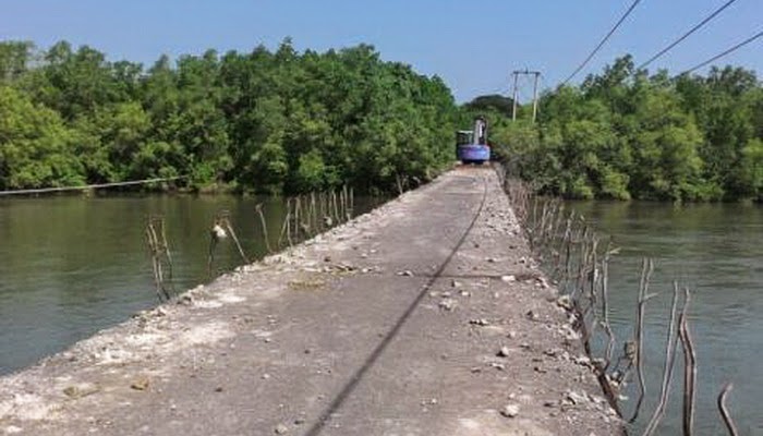 Jembatan Penghubung Dua Desa di Jembrana Terputus
