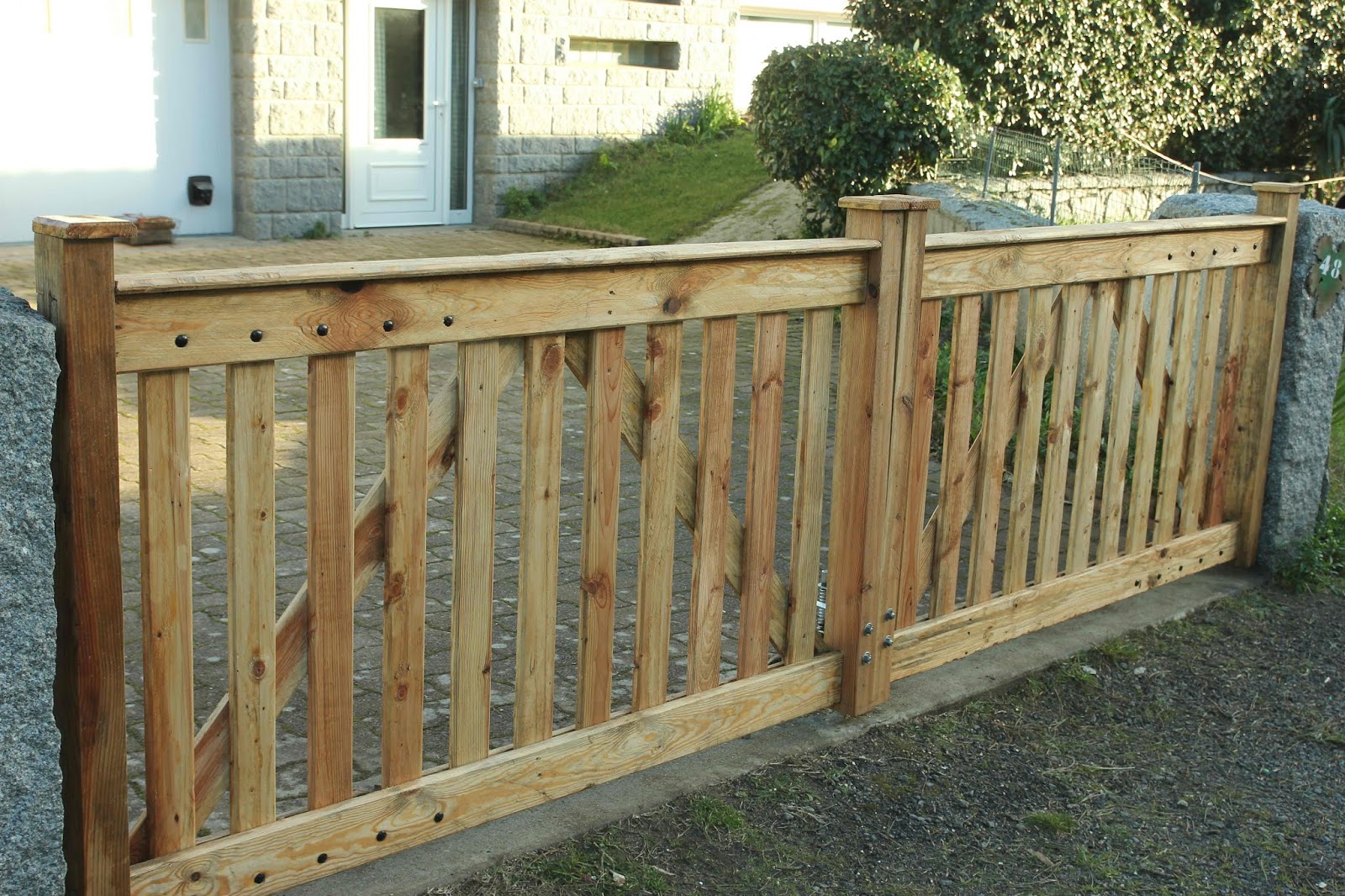 The Green Lever - Using minimal resources for maximum quality of life: Pallet Wood Driveway Gates Detailed Step-by-Step Design & Construction