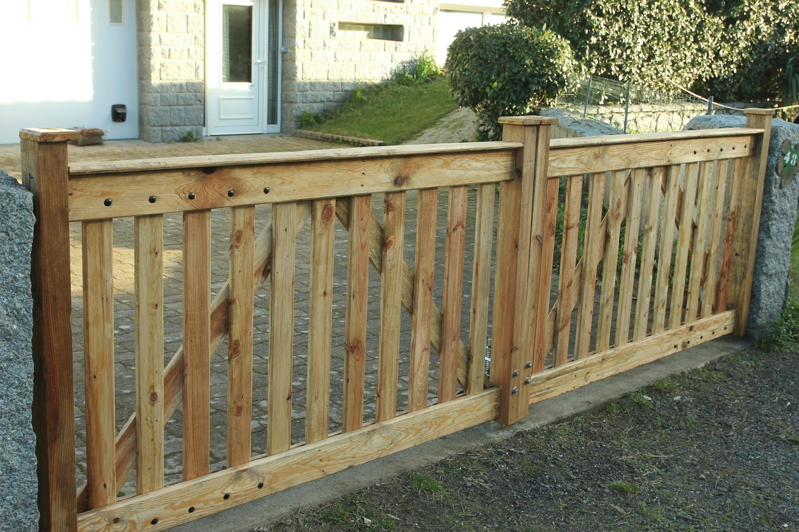 Pallet Wood Driveway Gates Detailed Step by Step Design Construction