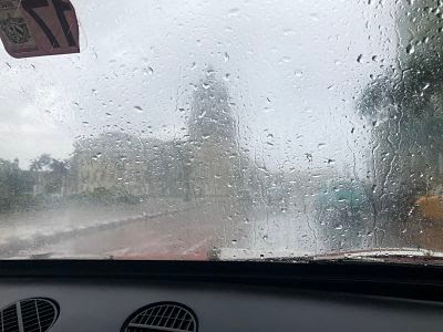 La Habana Vieja desde coche con lluvia