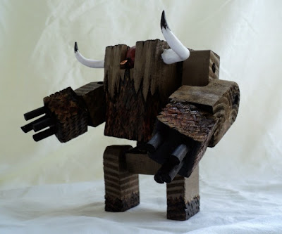 Robots hechos con madera reciclada