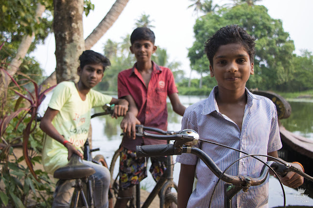 ninos de kerala en bicicleta