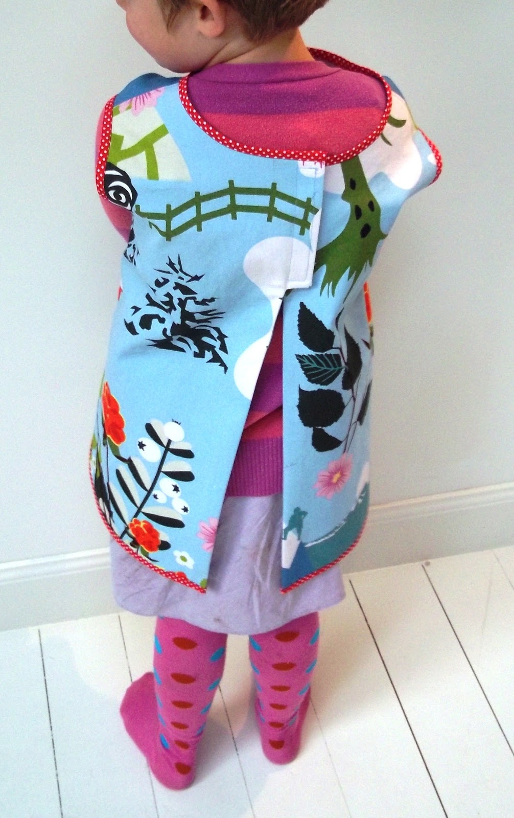 Jo sews Velcroclosure kids' apron + tutorial!