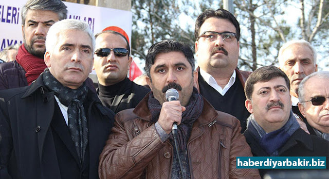 Bombalı saldırılara bir tepki de Diyarbakır’dan DİYARBAKIR-Diyarbakır’daki çeşitli sivil toplum kuruluşları “Şehitlere saygı ve milli birlik yürüyüşü” adıyla bir protesto gösterisi düzenledi.