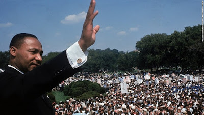 Martin Luther King, antes de pronunciar su célebre discurso. Martin Luther King, antes de pronunciar su célebre discurso.