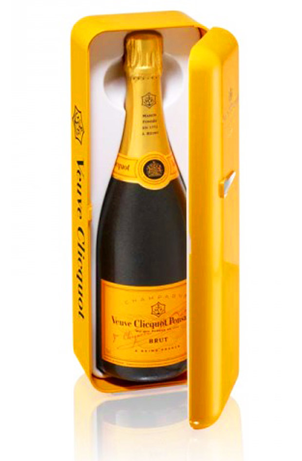 Бутылка вдовы клико. Шампанское Veuve Clicquot Yellow Label 0.75 л. Мадам Клико шампанское. Veuve Clicquot le Label. Кулер вдова Клико.