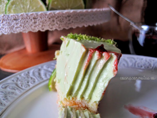 Tarta de Aguacate, lima y Queso con compota de Cerezas