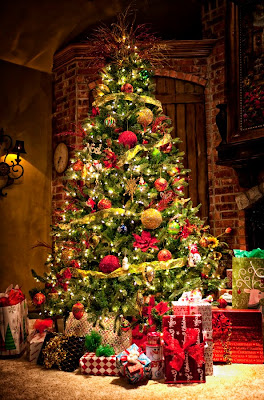 Pinito navideño con esferas de colores y regalos