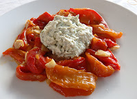Crema de queso fresco a las hierbas con pimientos asados Crema de queso fresco a las hierbas con pimientos asados