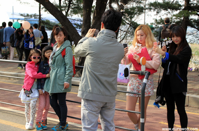 Mucha gente tomándose fotos con los cerezos en flor en Yeoduido