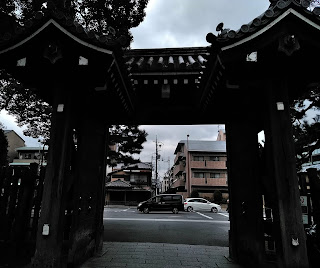 京都御苑：「乾御門」内から外を見る