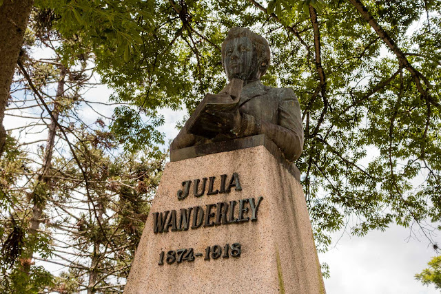 Herma em homenagem à Julia Wanderley, em Curitiba.