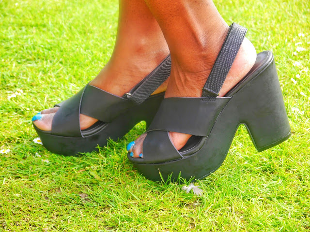 BOOHOO BLACK WEDGE HEELS