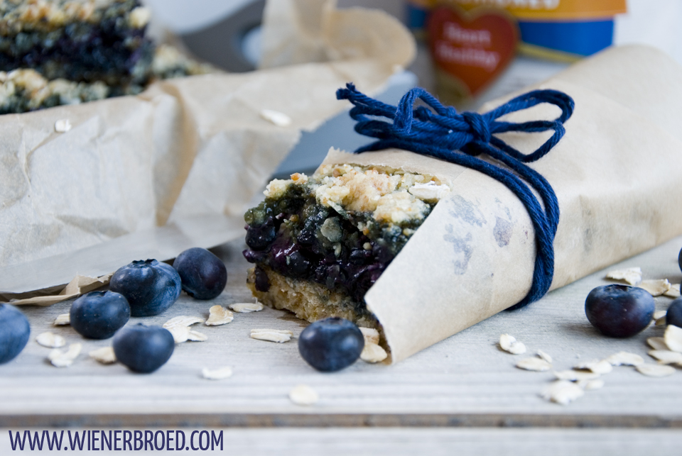 Rezept für einen Haferflocken-Blaubeer-Kuchen, kernigen Haferflocken-Kuchen mit fruchtiger Blaubeer-Füllung / Oat blueberry cake [wienerbroed.com]