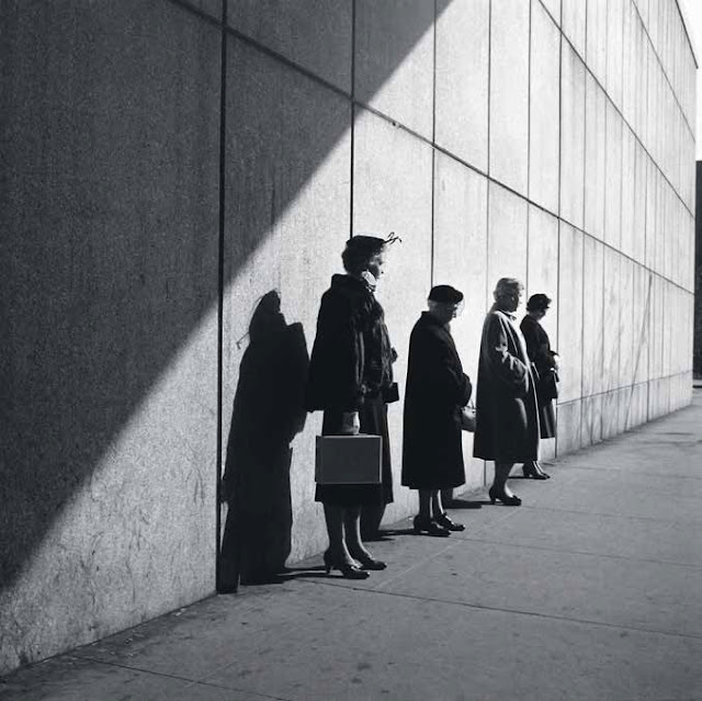 New York, NY. 1954 foto por Vivian Maier | imagenes bellas en blanco y negro, quietud, cool pictures