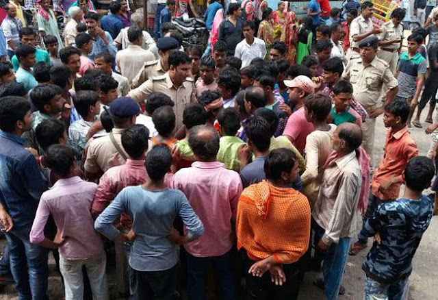 काली बाग में प्रेम प्रसंग मामले में युवक की चाकू से गोदकर हत्या कर दी गई..आक्रोशित लोगों ने सोवा बाबू चौक पर लाश रख घंटो किया विरोद्ध 1