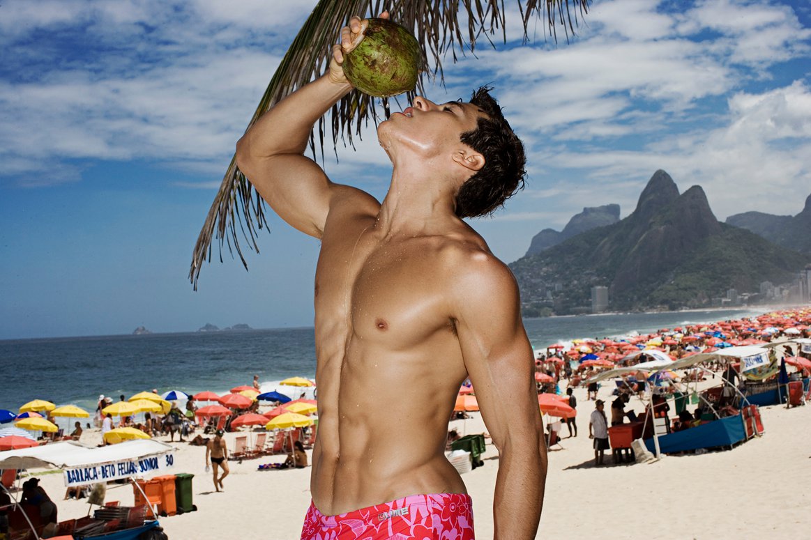 Гол пляж муж. Ренато Феррейра. Бразильские мужчины на пляже. Пляжи Бразилии мужчины. Бразильские парни на пляже.
